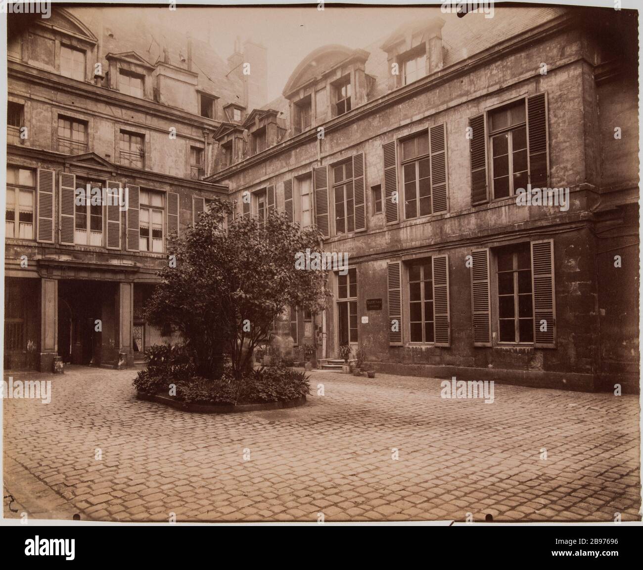 Hotel Evil Chaulnes / 9 Place des Vosges. Gerichtshotel Chaulnes Marschall 9 Place des Vosges 4. Bezirk, Paris "Cour de l'Hôtel du maréchal de Chaulnes, 9 Place des Vosges, Paris (IVème arr.)". Photographie d'Eugène Atget (1857-1927). Papieralbuminé. Paris, musée Carnavalet. Stockfoto