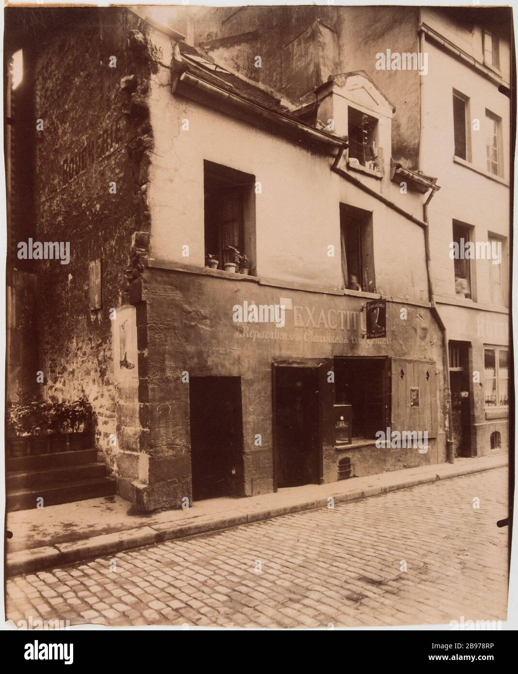 Altes Haus / 93 Rue Broca. Im Schuhgeschäft Accuracy, 93 rue Broca, 13. Bezirk, Paris 'A l'exactitüde Boutique de Cordonnerie, 93 rue Broca, Paris (XIIIème arr.)'. Photographie d'Eugène Atget (1857-1927). Papieralbuminé. Paris, musée Carnavalet. Stockfoto