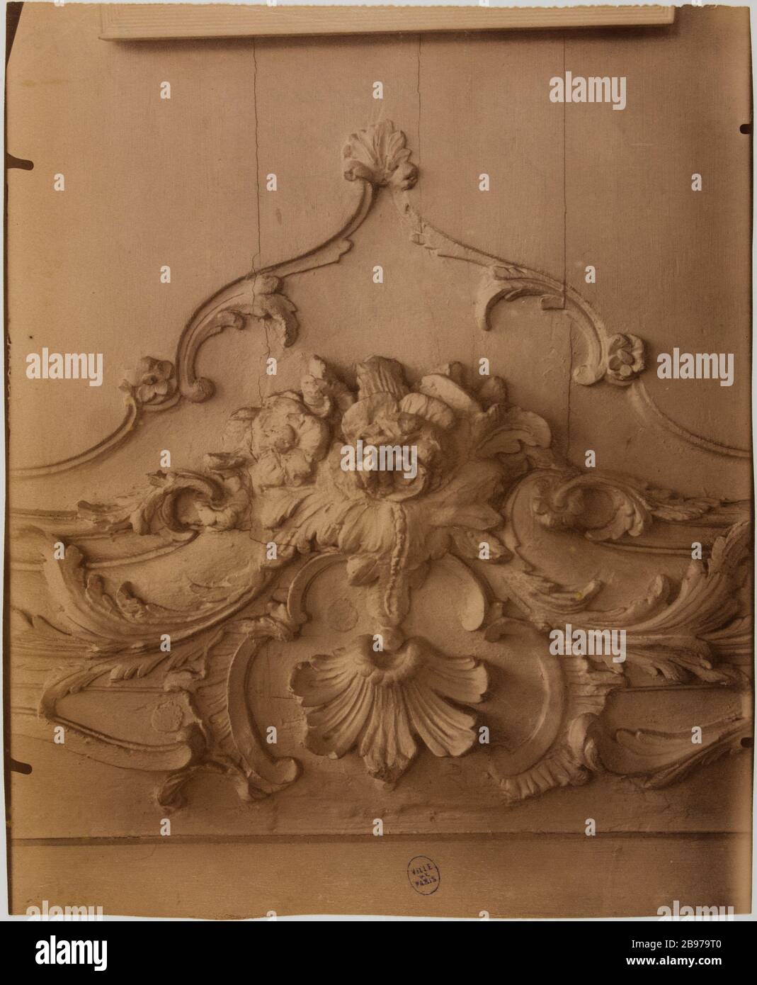 Altes Paris. Holzarbeiten, ehemaliges Kloster der englischen Benedikteen, 269 rue Saint-Jacques, 5. Bezirk, Paris Vieux Paris. "Boiserie, ancien monastère des Bénédictins anglais, 269 rue Saint-Jacques, Paris (Vème arr.)". Photographie d'Eugène Atget (1857-1927). Papieralbuminé. Paris, musée Carnavalet. Stockfoto