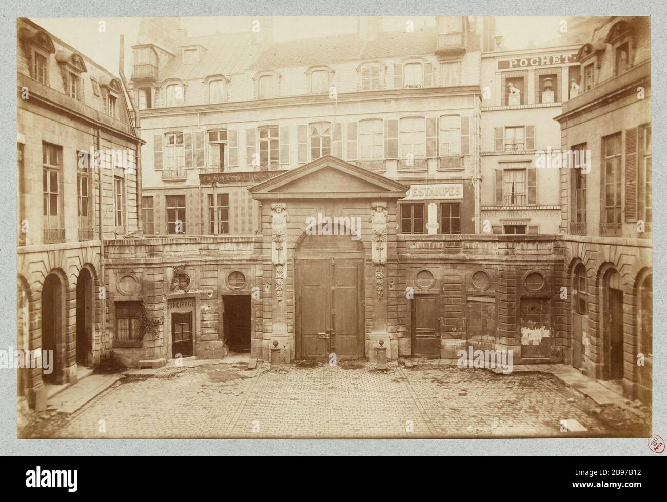 Gericht der ehemaligen allgemeinen Post, rue J. Jacques - 13. Nov. 1880 - B.48 - Nº720. Gericht des ehemaligen Hotels Poststraße J.J Rousseau, 1. Bezirk. November 1880. "Cour de l'ancien hôtel des Postes, rue J.J Rousseau, Paris (Ier arr.)". Photographie de Pierre Emonts (1831-1912). Tirage sur Papier Albuminé. 13 novembre 1880. Paris, musée Carnavalet. Stockfoto