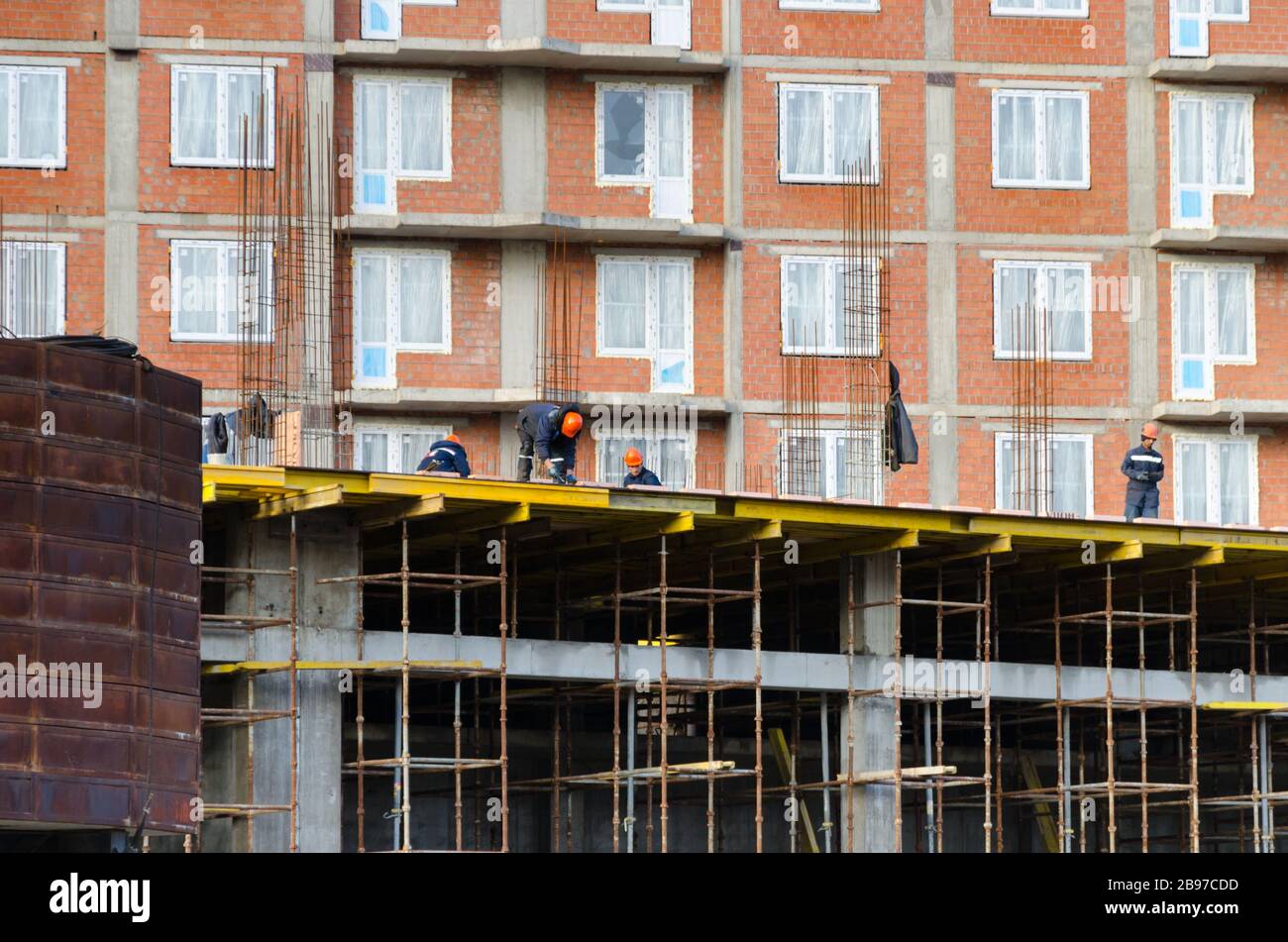 St. Petersburg. Russland - 23.2018 Oktober: Arbeiter bauen ein mehrgeschossiges Haus Stockfoto
