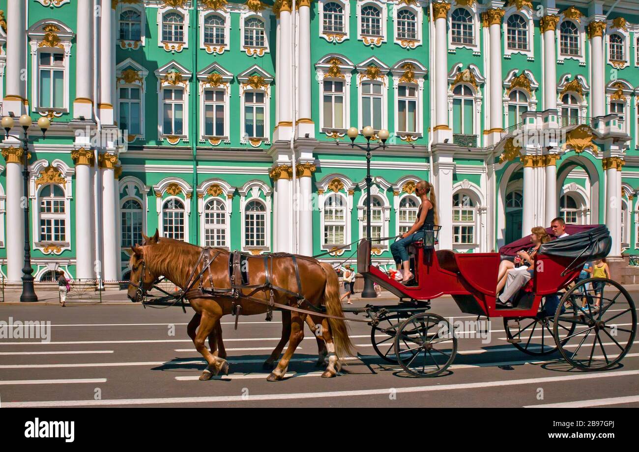 Pferdekutsche vor dem Winterpalast und Hermitage Museum, St. Petersburg, Russland Stockfoto