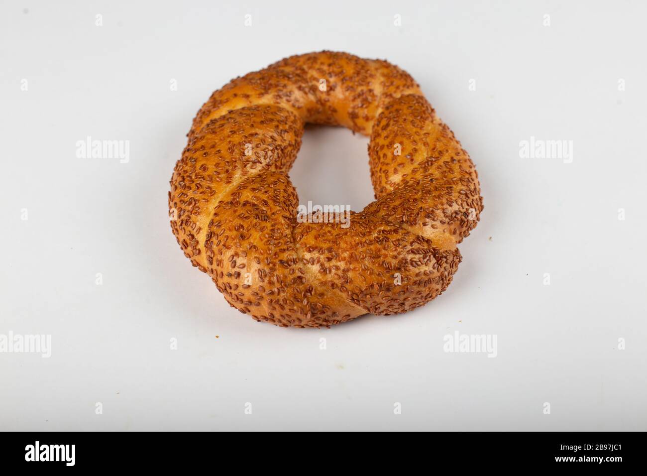 Bagels auf Tisch mit weißem Hintergrund Stockfoto