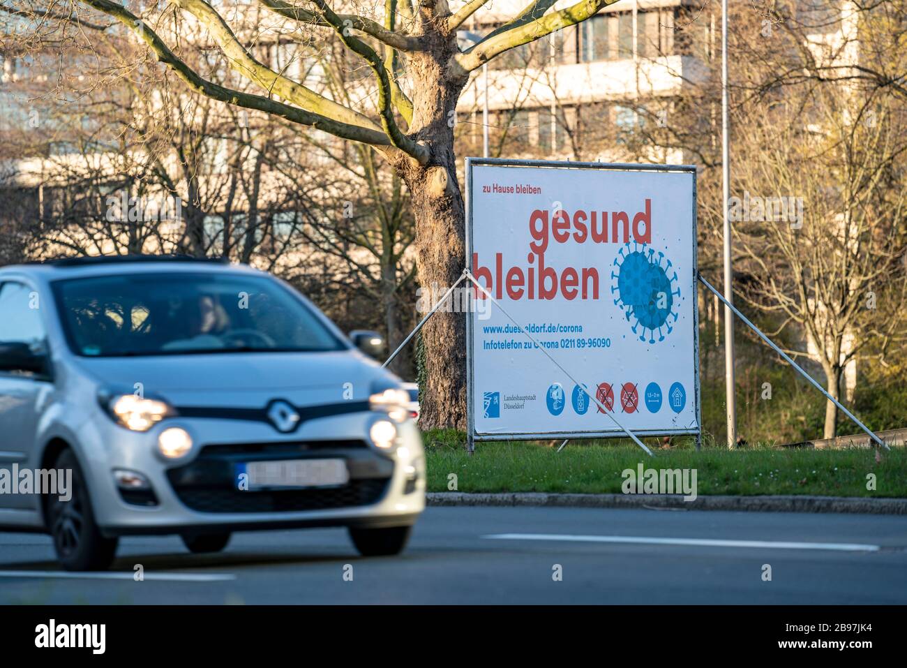 Informationen über Corona, Call to stay home, stay Healthy, Poster at the B1, Kennedydamm Street, Effects of the Coronavirus Pandemie in Germany, DŸsse Stockfoto