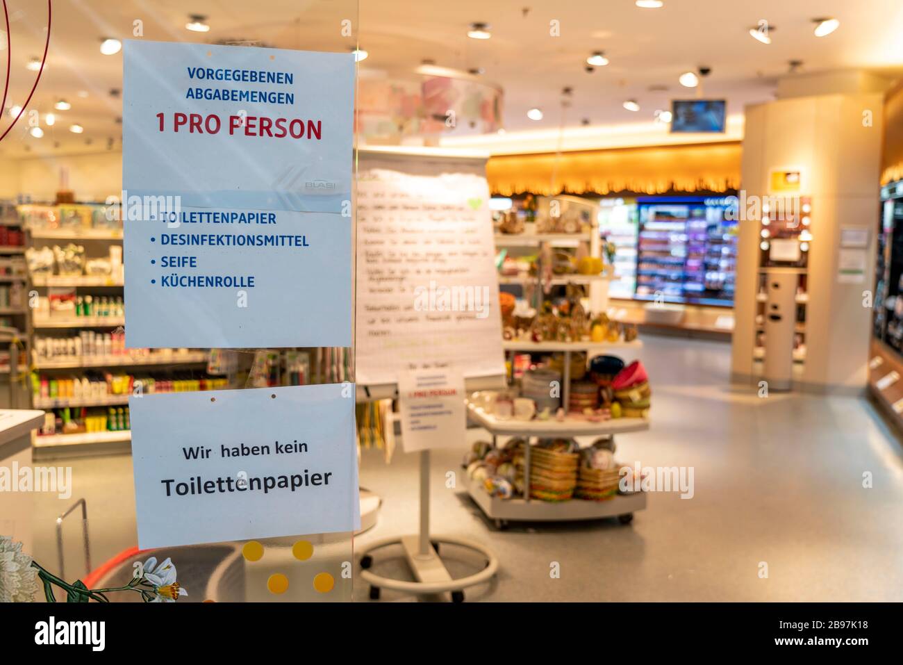 DM Drogerie, Schilder am Eingang, kein toilettenpapier, nur ein Hygieneprodukt pro Person, Auswirkungen der Coronavirus-Pandemie in Deutschland, DŸsseldorf Stockfoto