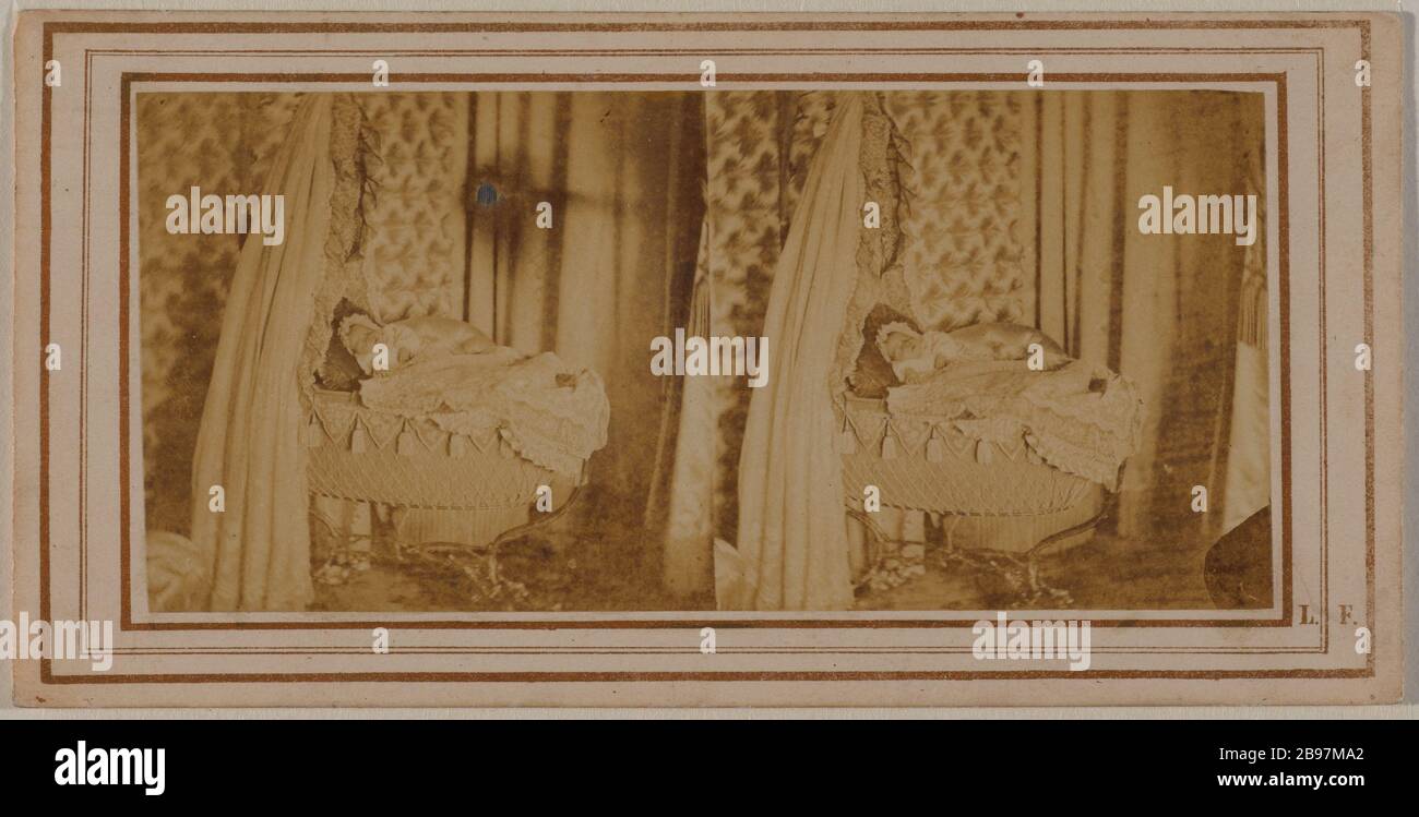 PORTRÄT DES FÜRSTIN EUGENE LOUIS NAPOLEON (1856-1879), IN SEINER GEBURTSSTADT Portrait du Prince impérial Eugène Louis Napoléon (1856-1879), dans Sohn berceau. 1856. Photographie de L.F. (Initiales). Paris, musée Carnavalet. Stockfoto