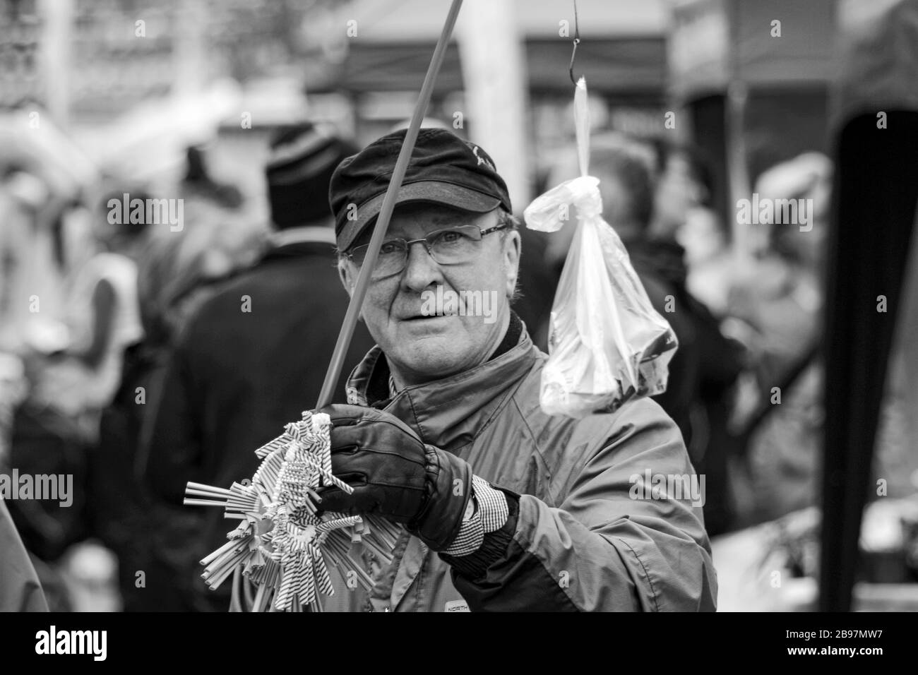 Gone Fishin' -Boothalter mit Angelrute und Lotto- oder Tombola Tickets Stockfoto