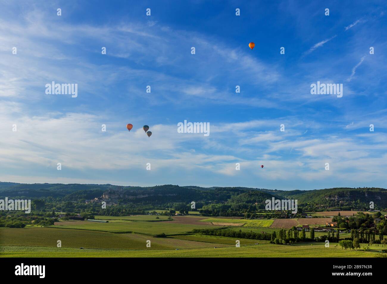 Heißluftballons fliegen über die Dordogne im Südwesten Frankreichs Stockfoto