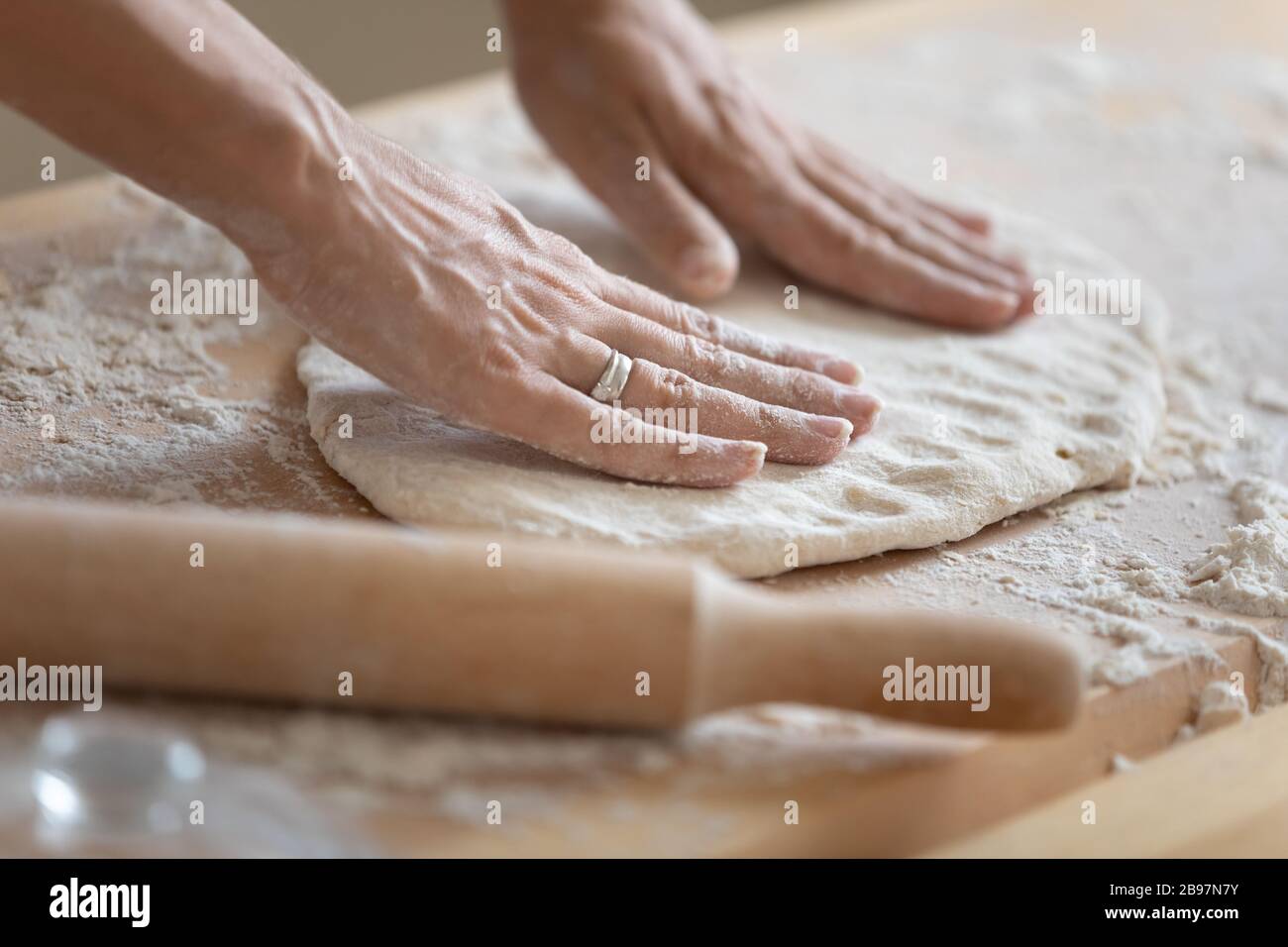 Nahaufnahme der Frau Arbeit mit Teig machen Gebäck Stockfoto