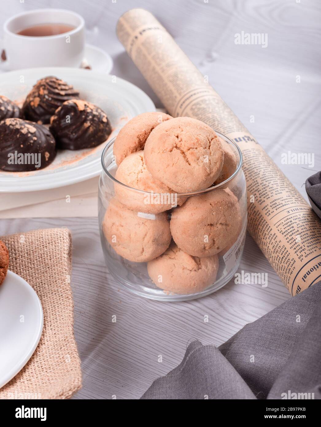 Süße Snacks, Schokolade und Tee auf dem Tisch Stockfoto