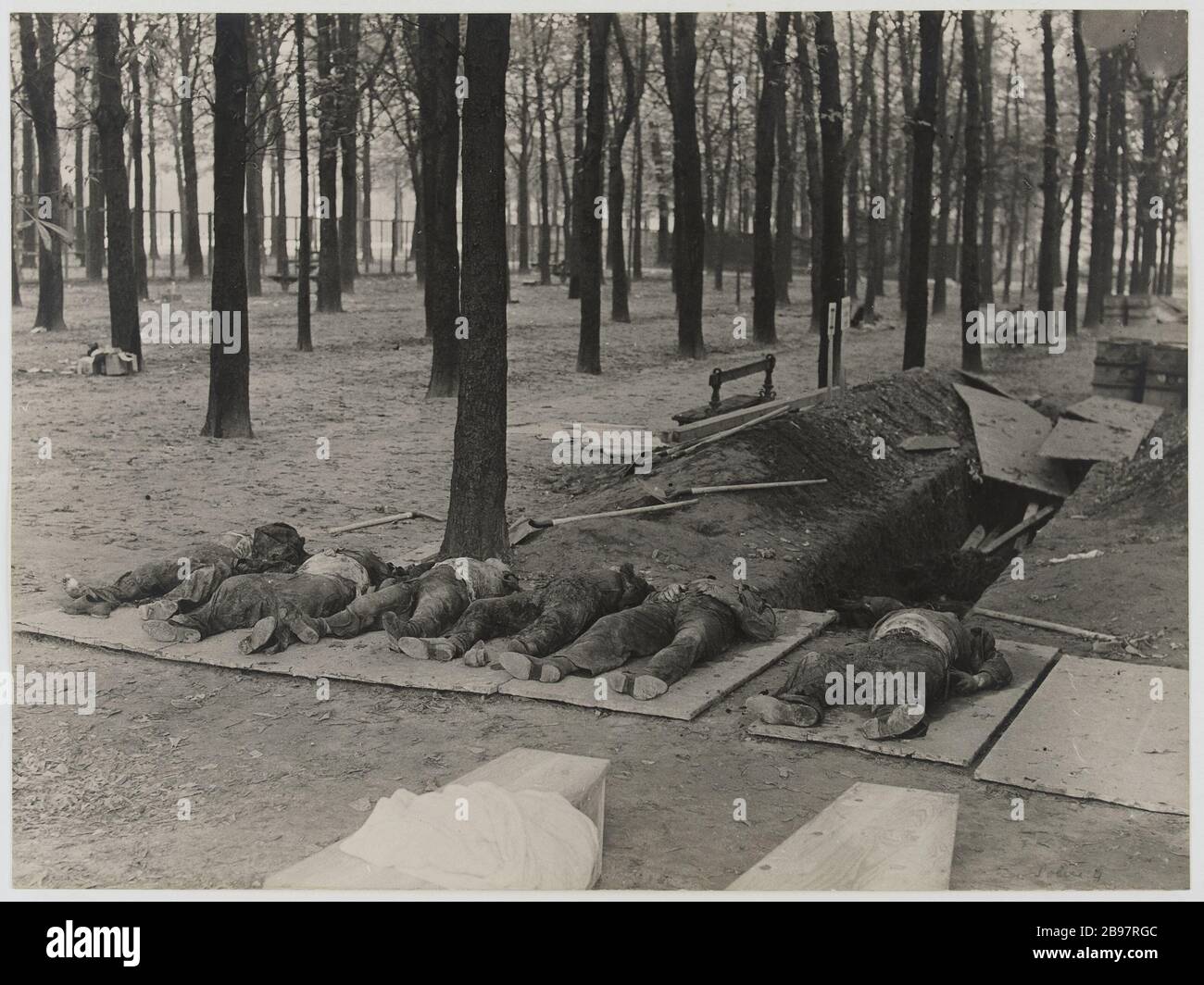 Befreiung von Paris - 25. Oder 27. August 1944 - Exhumierung eines Grabs mit sechs Körpern: Drei Friedenswachen (John Dugarreau André Monnier und Arthur Pothier) und vier Zivilpersonen, die widerstehen, erschossen am 20. August 1944 in den Gärten von Luxemburg, 6. Ar Guerre 1939-1945. Libération de Paris. Exhumierung d'une fosse contenant 6 cadavres : 3 gardiens de la Paix (Jean Dugarreau, André Monnier et Arthur Pothier) et 4 civils Résistants, fusillés le 20 août 1944 dans le jardin du Luxembourg. Paris (VIème arr.). Photographie de la Préfecture de Police, 25 ou 27 août 1944. Paris, musée Carnavalet. Stockfoto