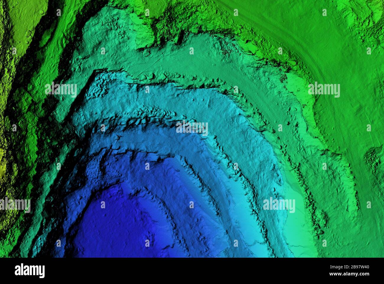 Dem - digitales Höhenmodell. Produkt, das nach der Verarbeitung von Bildern von einer Drohne hergestellt wurde. Es zeigt Ausgrabungsstätte mit steilen Felswänden Stockfoto