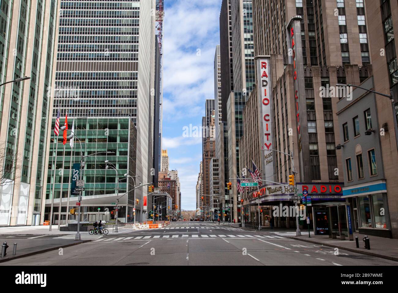 Wenige Autos fahren wegen COVID-19, Coronavirus, auf den leeren Straßen in New York City. Stockfoto