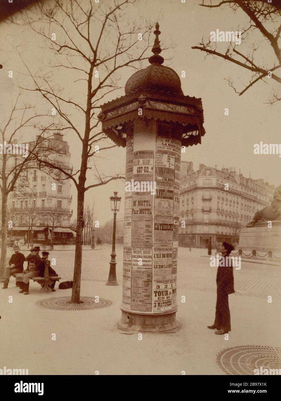 MORRIS COLUMN Colonne Morris, Place Denfert Rochereau, Paris XIVème arrondissement, vers 1898-1900. Photographie: Eugène Atget (1857-1927). Paris, Musée Carnavalet. Stockfoto