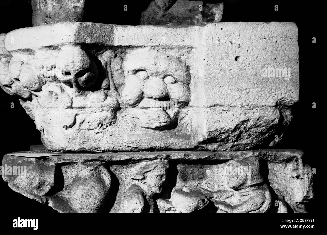 ORNE ZELT AUS BLATTMASKE, AUS DER HEILIGEN KAPELLE-EN-SYPHORIEN STADT, DREIZEHNTEN JAHRHUNDERT (KAT. 77) Anonyme. Chapiteau orné de feuillages et d'un masque, provenant de la chapelle Saint-Symphorien-en-la Cité, XIIIe siècle (Kat. 77). Pierre. Paris, musée Carnavalet. Stockfoto