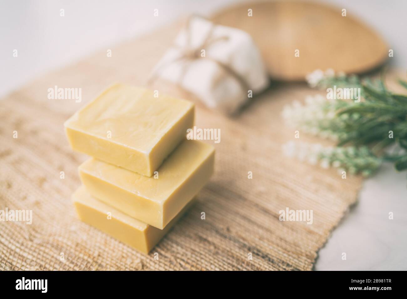 DIY handgemachte Seife natürliche hausgemachte Olivenöl Bars von Seifen einfach zu Hause mit Lavendel Aromen aus ätherischen Ölen zu tun, auf Ramie Textur Hintergrund Stockfoto