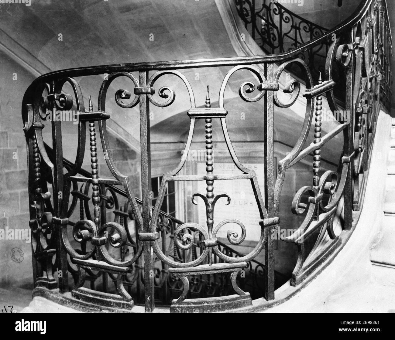 TREPPE VON 254 SAINT-JACQUES L'escalier du 254 rue Saint-Jacques, Paris (Vème arr.). Photographie d'Eugène Atget (1857-1927). Paris, musée Carnavalet. Stockfoto