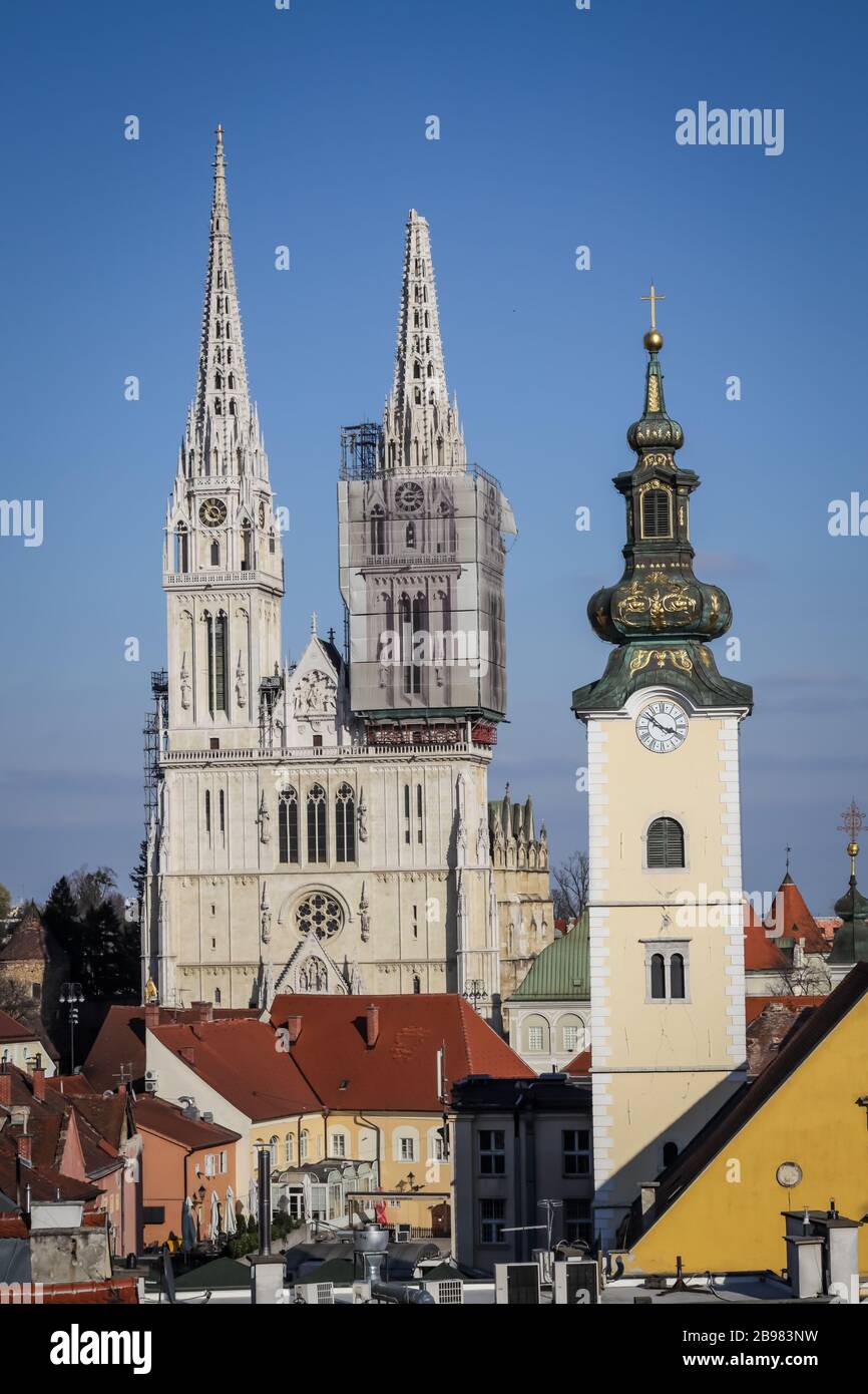 Zagreb, Kroatien - 22. März 2020: Die Hauptstadt Kroatiens, Zagreb wurde von der Stärke des Erdbebens 5,5 pro Richter getroffen. Einer der beiden Oberteile von Stockfoto