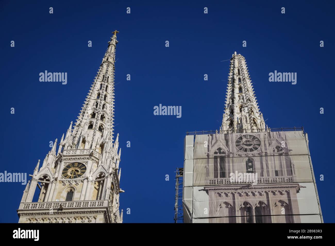 Zagreb, Kroatien - 22. März 2020: Die Hauptstadt Kroatiens, Zagreb wurde von der Stärke des Erdbebens 5,5 pro Richter getroffen. Einer der beiden Oberteile von Stockfoto