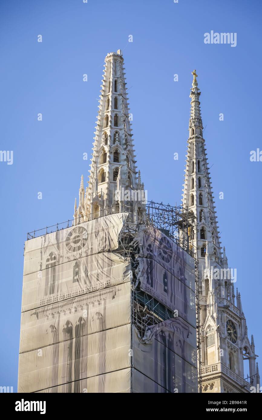Zagreb, Kroatien - 22. März 2020: Die Hauptstadt Kroatiens, Zagreb wurde von der Stärke des Erdbebens 5,5 pro Richter getroffen. Einer der beiden Oberteile von Stockfoto