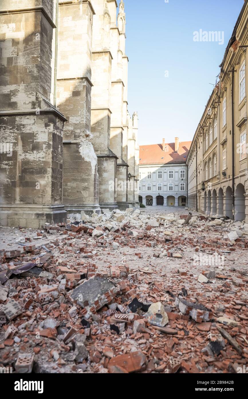 Zagreb, Kroatien - 22. März 2020: Die Hauptstadt Kroatiens, Zagreb wurde von der Stärke des Erdbebens 5,5 pro Richter getroffen. Einer der beiden Oberteile von Stockfoto