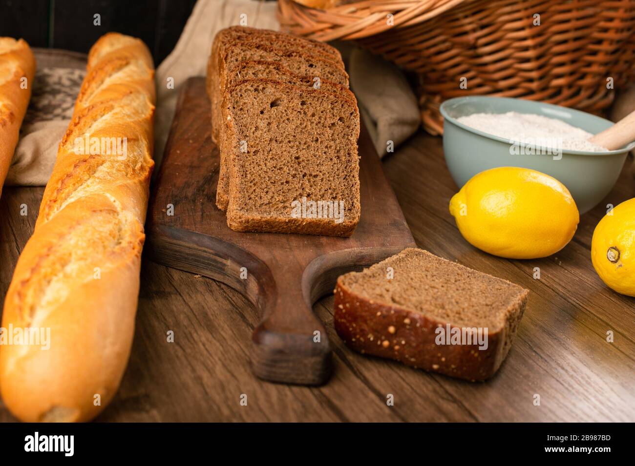 Französische Baguette mit braunen Brot- und Zitronenscheiben Stockfoto