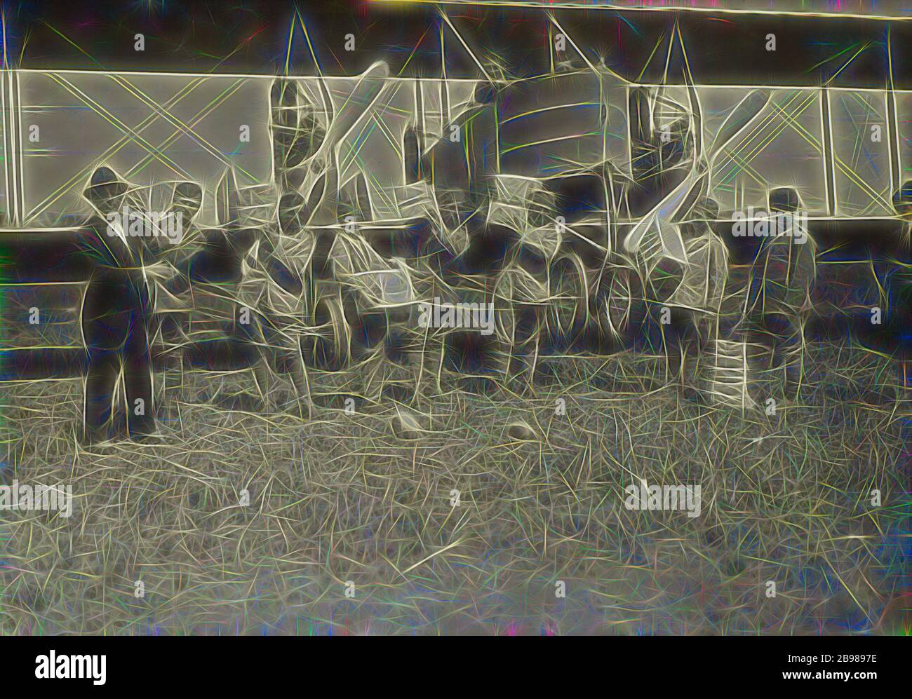 Männer vor einer Caproni ca. 3 Flugzeug, Fédèle Azari (italienisch, 1895 - 1930), Italien, um 1916 - 1919, Gelatinsilber-Druck, 11.4 x 16.3 cm (4 1/2 x 6 7/16 Zoll), neu gestaltet von Gibon, Design von warmen fröhlichen Leuchten von Helligkeit und Lichtstrahlen Ausstrahlung. Klassische Kunst neu erfunden mit einem modernen Twist. Fotografie inspiriert von Futurismus, umarmt dynamische Energie der modernen Technologie, Bewegung, Geschwindigkeit und Kultur revolutionieren. Stockfoto