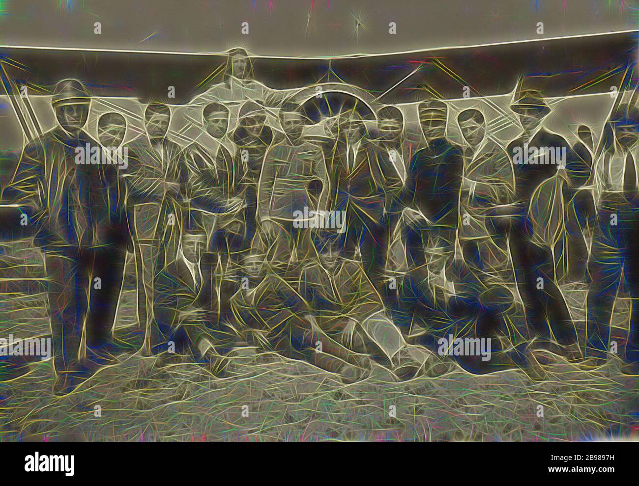 Gruppe posierte um die Caproni Ca. 3 Flugzeug, Fédèle Azari (italienisch, 1895 - 1930), Italien, um 1916 - 1919, Gelatinsilber-Druck, 11.6 x 16.7 cm (4 9/16 x 6 9/16 Zoll), neu gestaltet von Gibon, Design von warmen fröhlichen Leuchten von Helligkeit und Lichtstrahlen Ausstrahlung. Klassische Kunst neu erfunden mit einem modernen Twist. Fotografie inspiriert von Futurismus, umarmt dynamische Energie der modernen Technologie, Bewegung, Geschwindigkeit und Kultur revolutionieren. Stockfoto