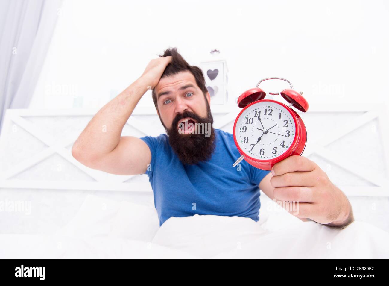 Stresskonzept Mann Wach Unglucklich Mit Dem Klingeln Des Weckers Insomnie Treibt Mich In Den Wahnsinn Wacht Morgens Auf Zeit Und Alterungskonzept Gestresster Mann Schreit Am Wecker Hasse Den Weckerlarm Stockfotografie Alamy