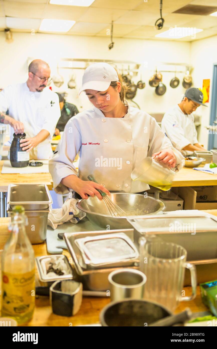 Chefkoch Fredericks in der kommerziellen Küche, School of Culinary Arts and Hotel Management, Santa Barbara City College, Santa Barbara, Kalifornien Stockfoto