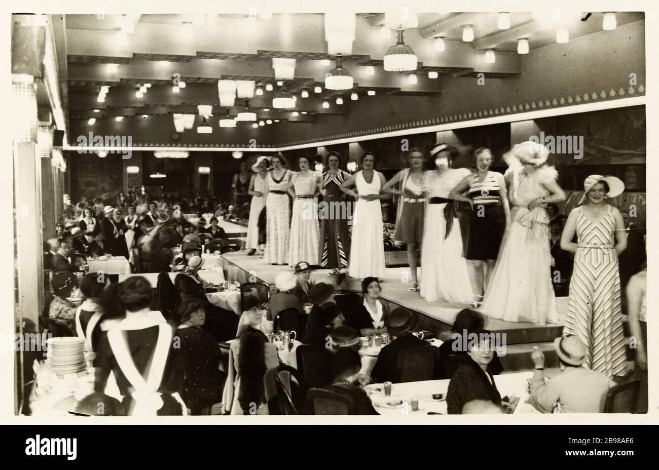 Im Laden Le Bon Marché, Modenschau mit weiblichen Models. Einführung von Modellen im Jahr 1925 im Teehaus. 7. Bezirk, Paris. Intérieur du magasin Le Bon marché, défilé de Mode avec mannequins femmes. Présentation de modèles 1925 au salon de thé. 7 ème, Pariser Bezirk. Photographie anonyme. Tirage au gélatino-bromure d'argent. 1925. Paris, musée Carnavalet. Stockfoto