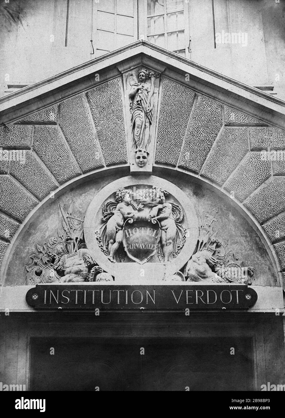 PEDIMENT HOTEL CARNAVALET - INSTITUTION VERDOT Fronton de l'Hôtel Carnavalet - 23, rue de Sévigné, Institution Verdot. Paris (IVème arr.), vers. Paris, musée Carnavalet. Stockfoto