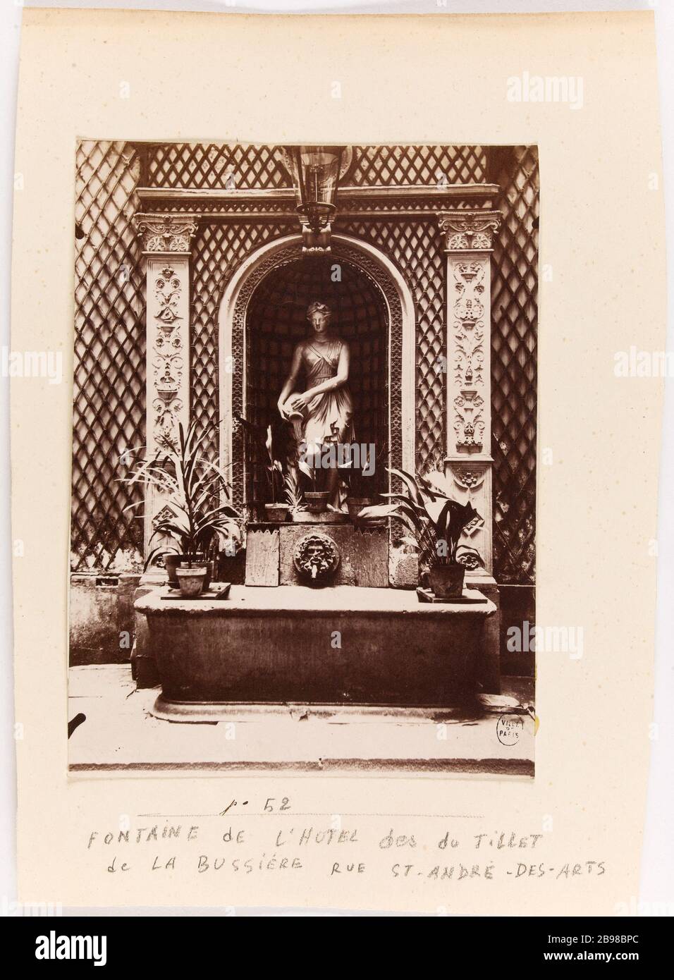 Fountain Court Hotel Tillet, 52 rue Saint Andre des Arts 6. Bezirk, Paris. Fontaine de la cour de l'hôtel Tillet, 52 rue Saint-André-des-Arts Paris (VIème arr.). Photographie anonyme. Tirage sur Papier Albuminé. Vers 1900-1900. Paris, musée Carnavalet. Stockfoto