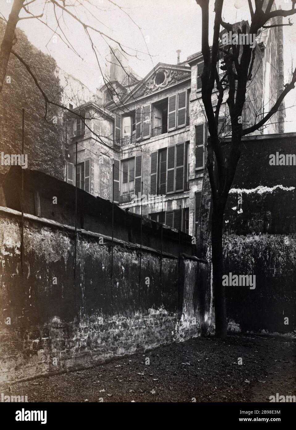 26 RUE JACOB 26, rue Jacob, fronton avec cartouche et oeil de boeuf, vue du jardin (hôtel d'Ormesson). Paris (VIème arr.). Photographie de Charles Lansiaux (1855-1939). Paris, musée Carnavalet. Stockfoto