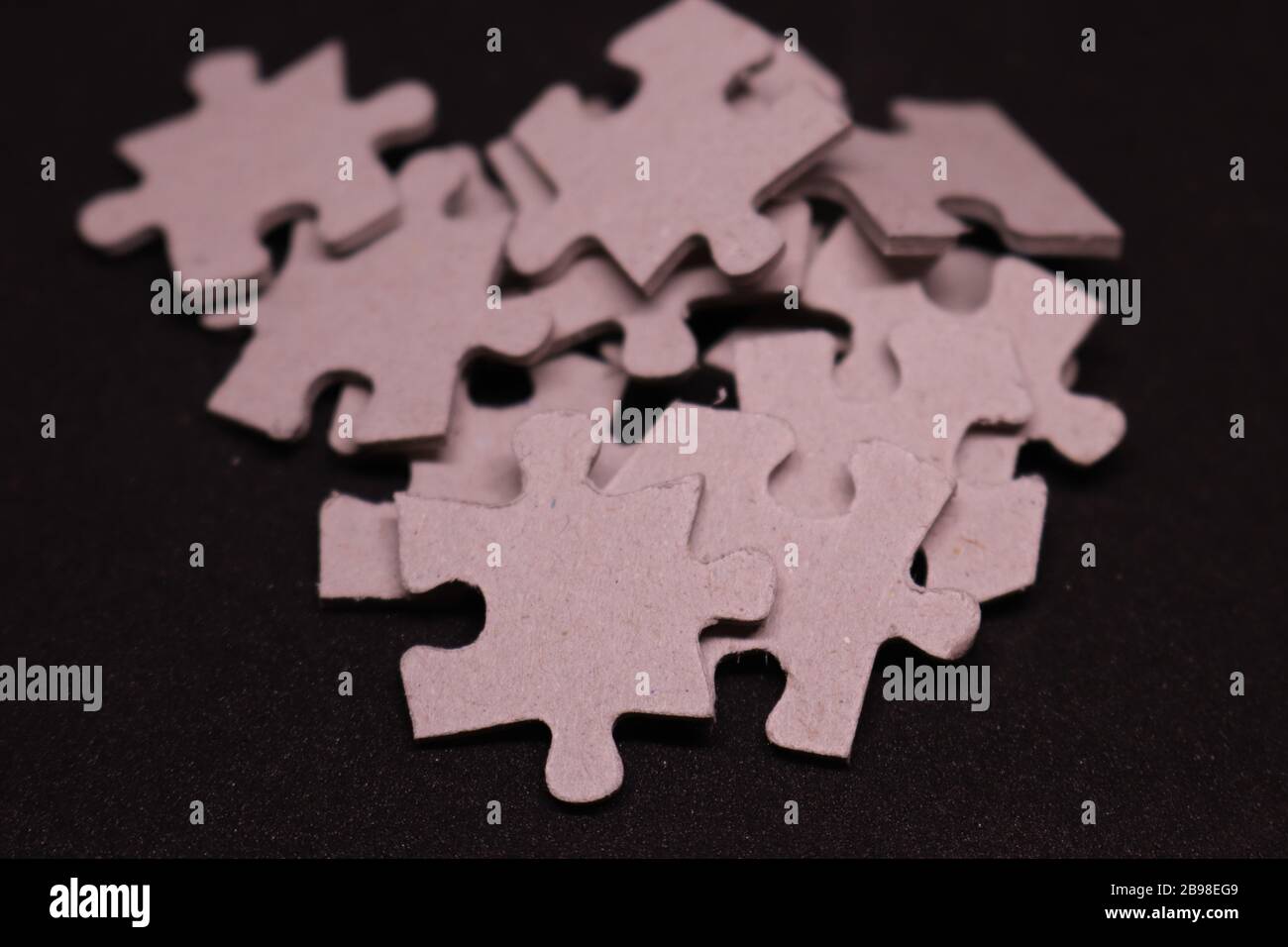 Leere Jigsaw Puzzle-Teile Stockfoto