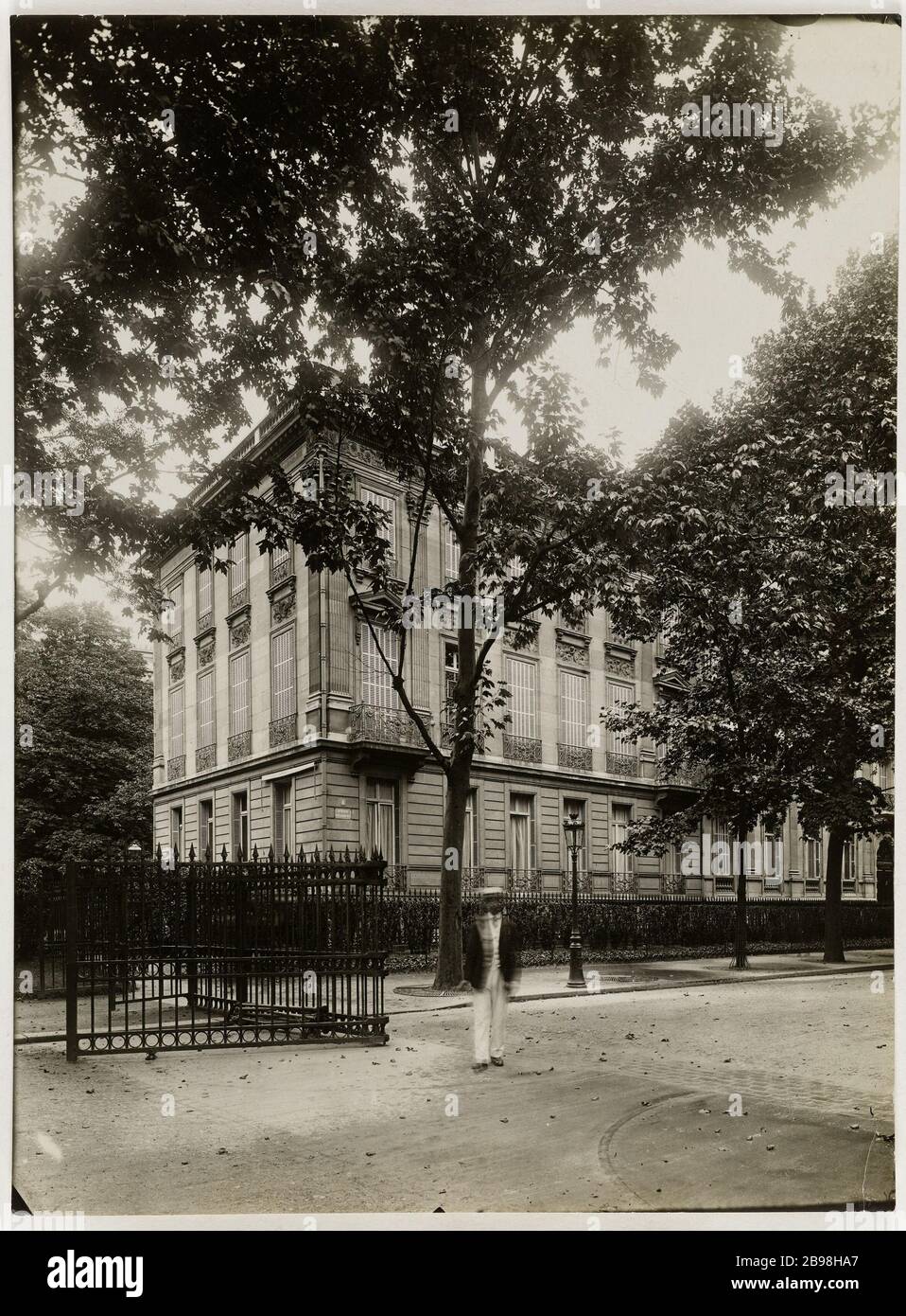 Das Haus, das den Parc Monceau Maison umrahmt, ist umgeben von Parc Monceau. 1916-1922. Photographie de Charles Lansiaux (1855-1939). Paris, musée Carnavalet. Stockfoto