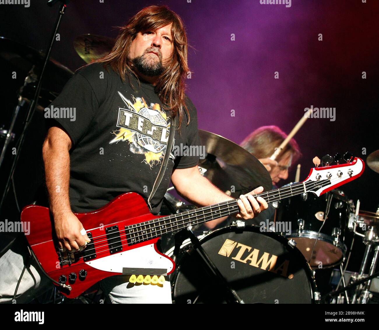 Der Tesla-Bassist Brian Wheat tritt mit dem Rest der Band im Pavilion in Coconut Creek, Florida auf. Stockfoto