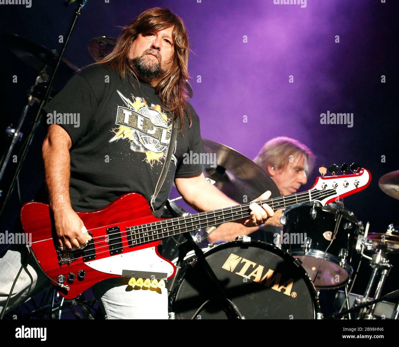 Der Tesla-Bassist Brian Wheat tritt mit dem Rest der Band im Pavilion in Coconut Creek, Florida auf. Stockfoto