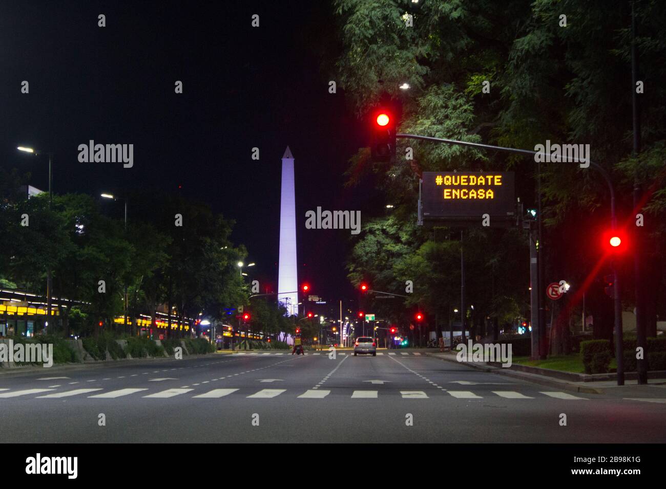 Buenos Aires, 23. März 2020 - Blick auf den Obelisken und die 9 de Julio Avenue, die von den Maßnahmen der Argentinischen Regierung zu Vj. Völlig verlassen wurden Stockfoto