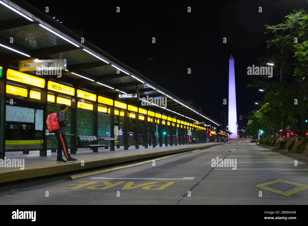 Buenos Aires, 23. März 2020 - Blick auf den Obelisken und die 9 de Julio Avenue, die von den Maßnahmen der Argentinischen Regierung zu Vj. Völlig verlassen wurden Stockfoto