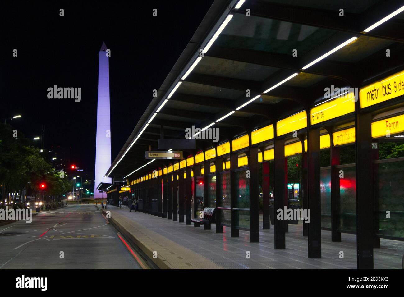 Buenos Aires, 23. März 2020 - Blick auf den Obelisken und die 9 de Julio Avenue, die von den Maßnahmen der Argentinischen Regierung zu Vj. Völlig verlassen wurden Stockfoto