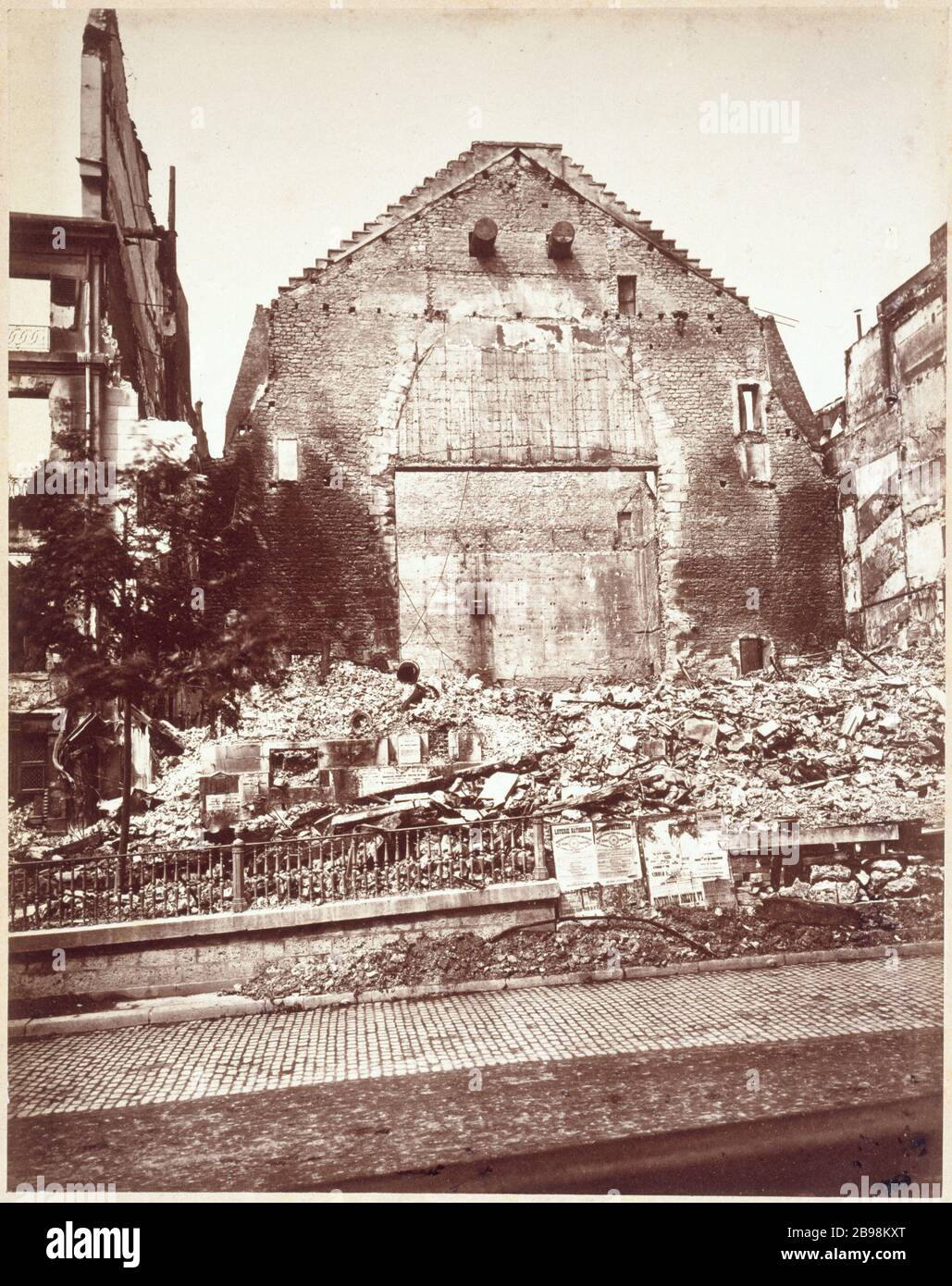 THEATER VON SAINT MARTIN DOOR FIRE Théâtre de la Porte Saint-Martin incendié (ruines de la Commune, 1871). Photographie d'Alfonse Libert (1827-1914). Paris, musée Carnavalet. Stockfoto