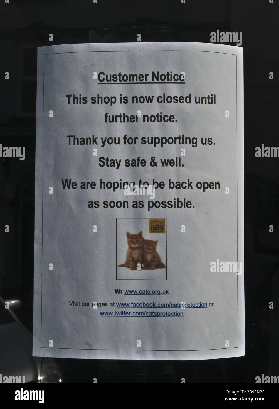 Melden Sie sich an der Tür des Cats Protection Charity Shop in Stourbridge an. Shop wegen Coronavirus Pandemie geschlossen. Schwarzes Land. West Mifdlands. GROSSBRITANNIEN Stockfoto