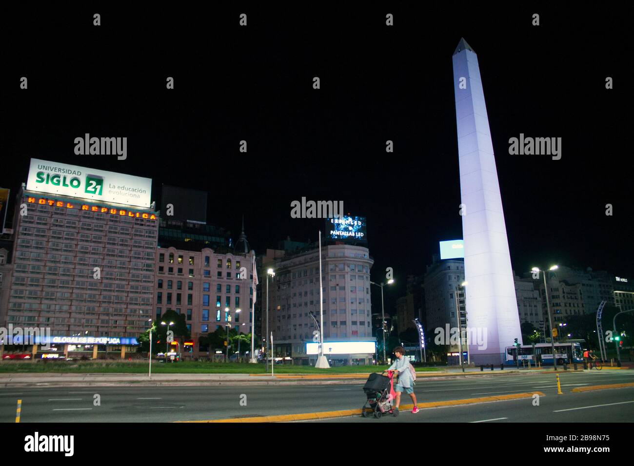 Buenos Aires, 23. März 2020 - Blick auf den Obelisken und die 9 de Julio Avenue, die von den Maßnahmen der Argentinischen Regierung zu Vj. Völlig verlassen wurden Stockfoto
