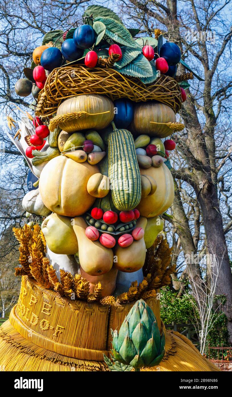 Ungewöhnliche Skulptur des Künstlers Philip Haas: Ein Kopf aus einer Sammlung von Gemüse, ausgestellt im RHS Garden, Wisley, Surrey Stockfoto