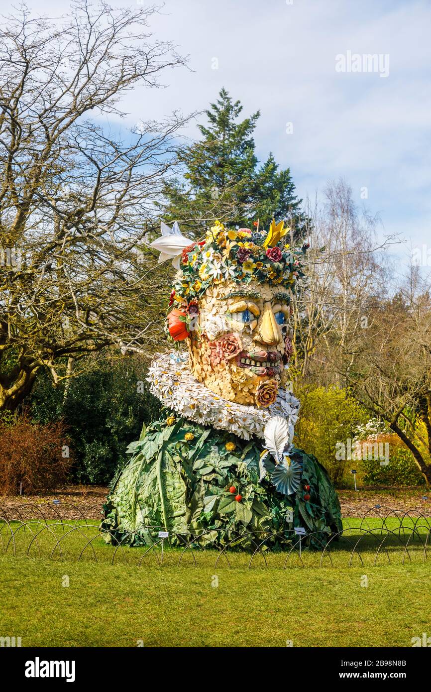 Ungewöhnliche Skulptur in sieben Hektar von Künstler Philip Haas: Ein Kopf, der aus einer Sammlung von Pflanzen auf dem Spiel im RHS Garden, Wisley, Surrey gebildet wurde Stockfoto