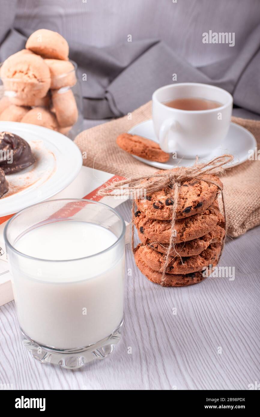 Schokolade, süße Snacks und Milch auf dem Tisch Stockfoto