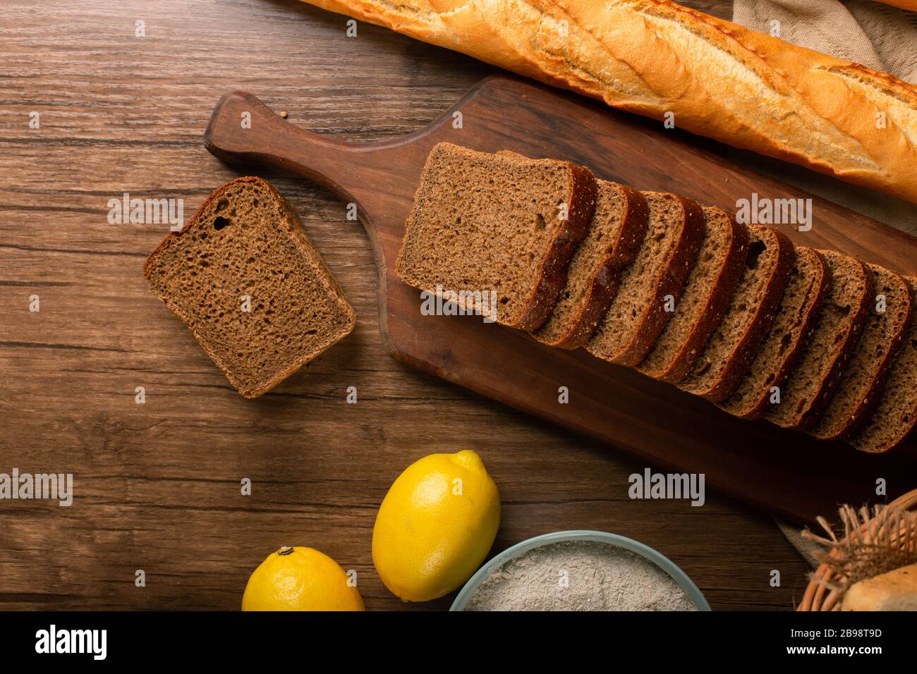 Französische Baguette mit braunen Brot- und Zitronenscheiben Stockfoto