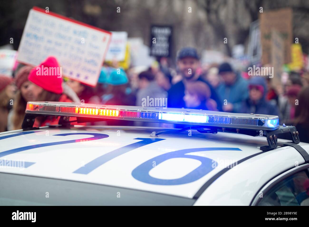 Polizeiwagen bei Kundgebung Stockfoto