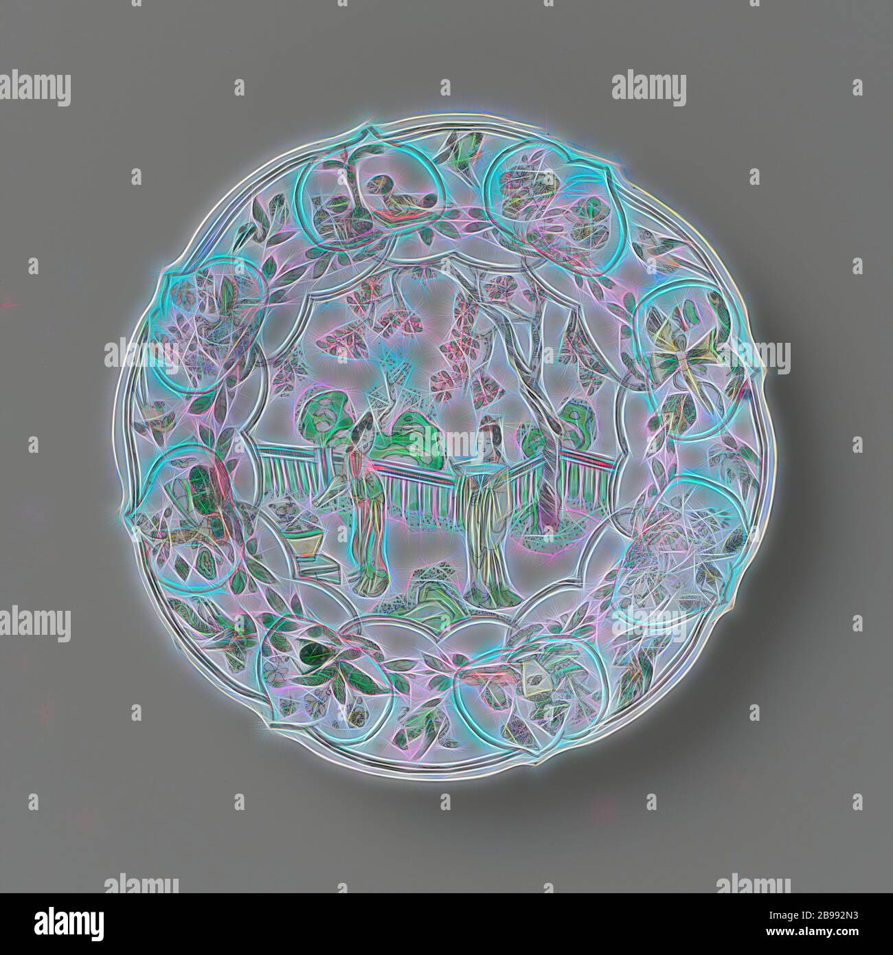 Mit zwei Damen in einem eingezäunten Garten, Antiquitäten und Blume sprays Platte, Porzellan Teller mit gezacktem Rand, in unterglasur Blau und auf der Glasur Blau, Rot, Grün, Gelb, Weiß und Schwarz lackiert. Auf dem Regal ein formschönes Medaillon mit zwei Damen (lange Zeilen), eines mit einem Ventilator und einer mit einer Kanne, in einem umzäunten Garten mit einem Blumentopf, Felsen und Bäumen, an der Wand und Rand pfirsich-förmige Kartuschen gefüllt mit einer Blume Zweig mit Insekten- oder Antiquitäten (Vase, Pfauenfedern, Bücher, ruyi-Zepter, Stativ, Statue eines Löwen und Dreibeinige Kröte), unter die Boxen von fliegenden Vögeln, die Rückseite mit thr Stockfoto